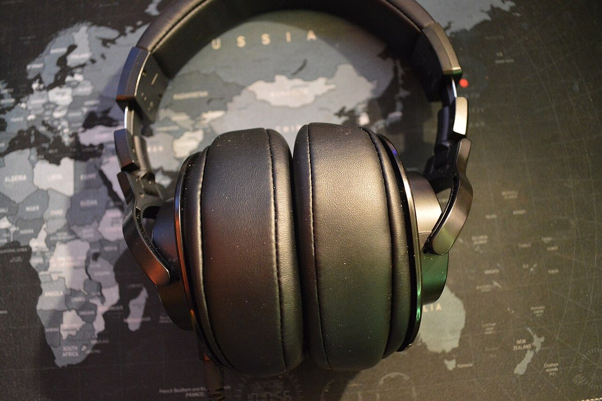 Audio-Technica ATH-M40x — detail crop from the cited public reference image.