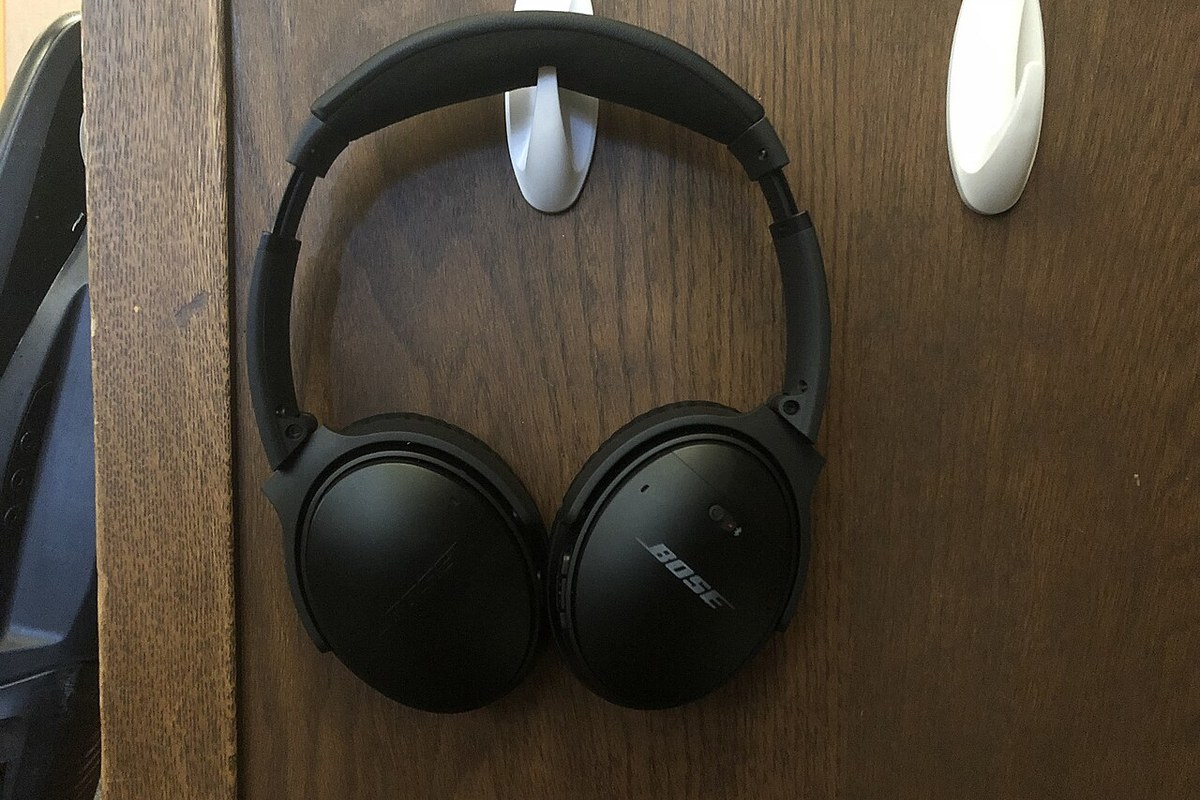 Bose QuietComfort 35 — detail crop from the cited public reference image.