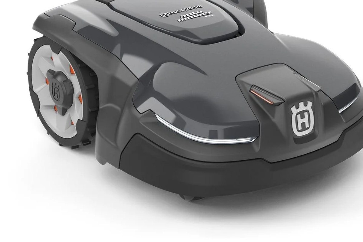 Husqvarna Automower 415X — detail crop from the cited public reference image.