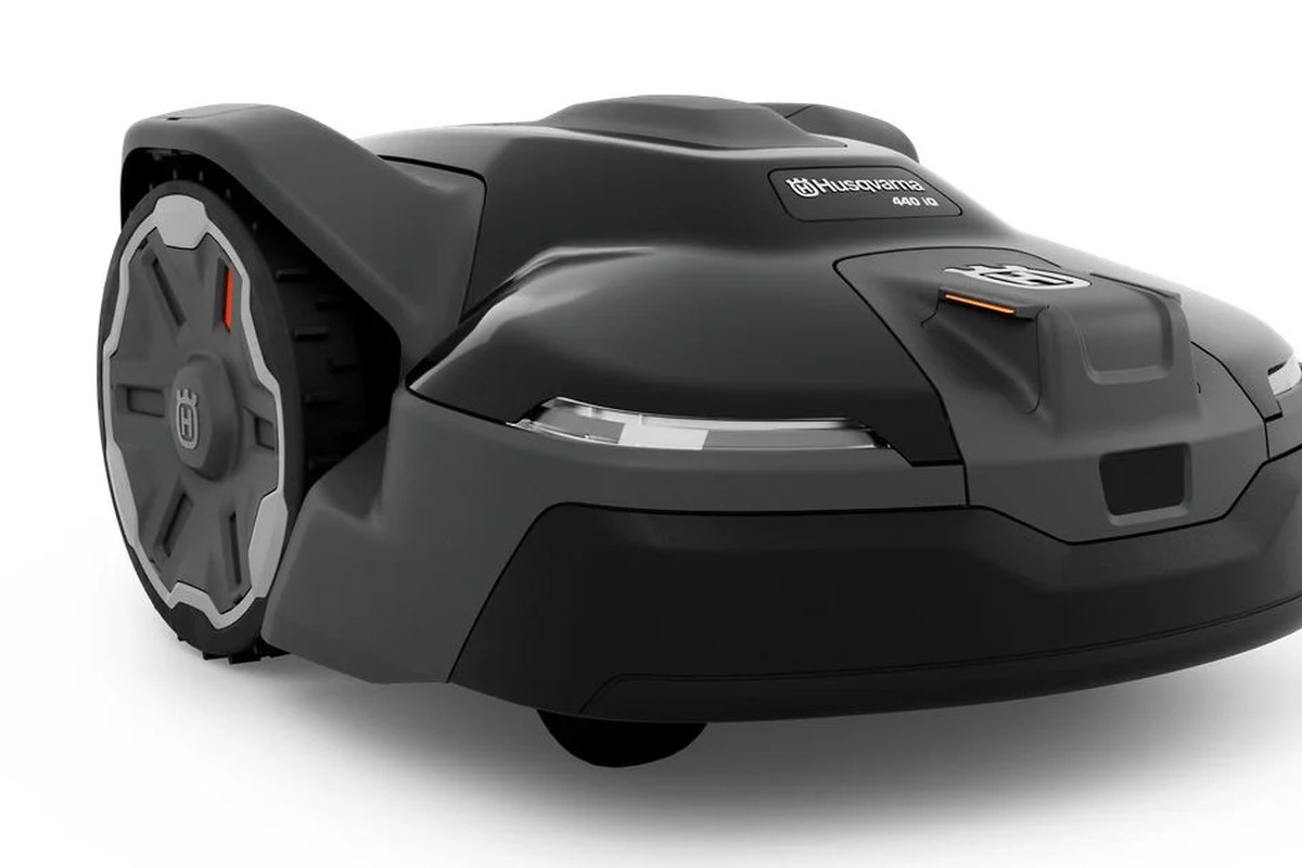 Husqvarna Automower 440 iQ — detail crop from the cited public reference image.