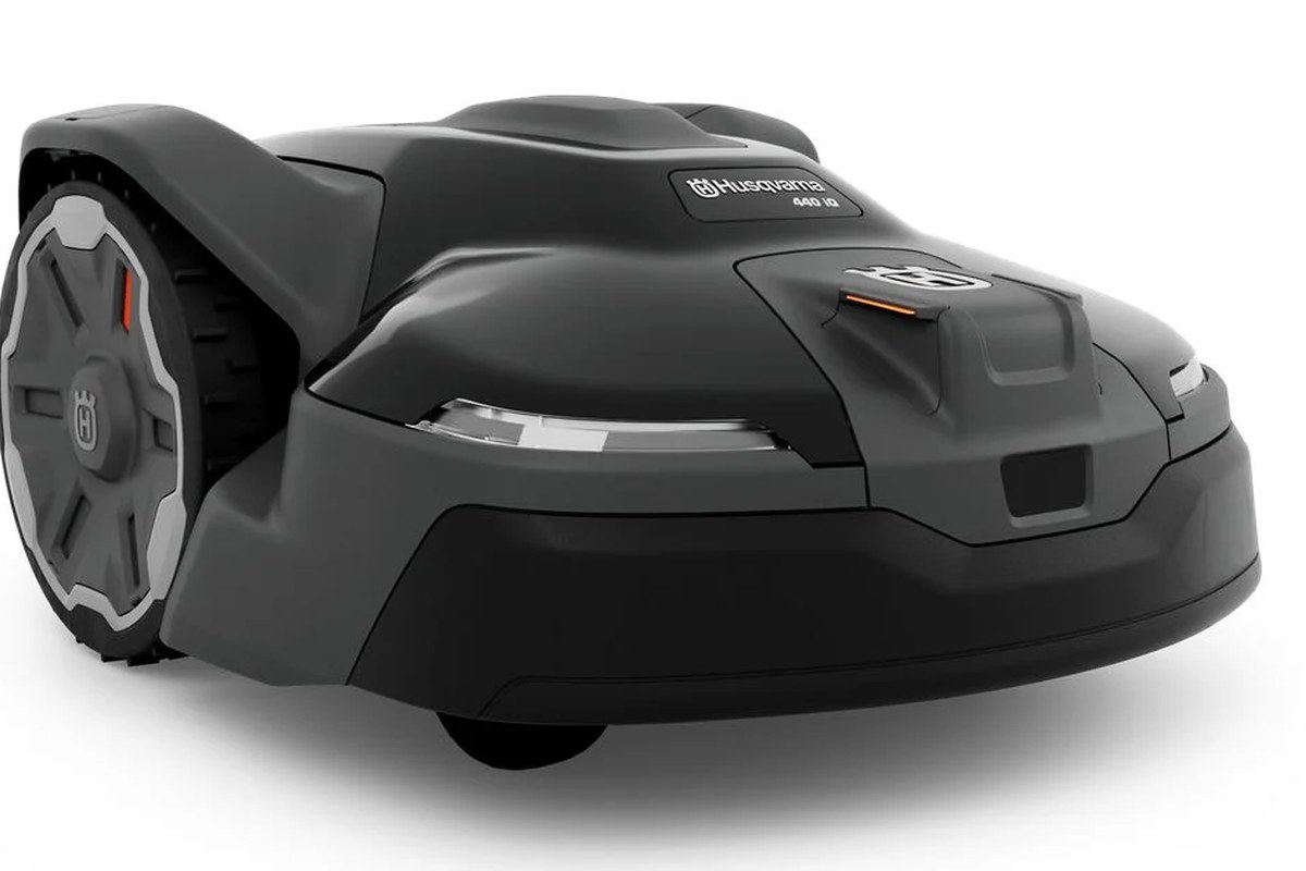 Husqvarna Automower 440 iQ — detail crop from the cited public reference image.